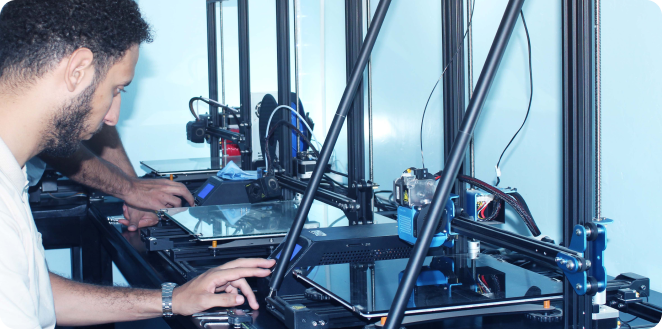 Ingénieur mécanique gérant la maintenance d’une imprimante 3D Algérie.